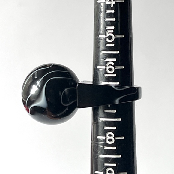 Vintage Size 6.75 Lucite Ring Chunky Ball Top White Black Swirl Statement Unisex - Picture 8 of 12